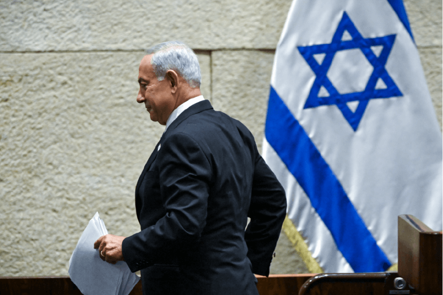 Benjamin Netanjahu vor einer israelischen Flagge