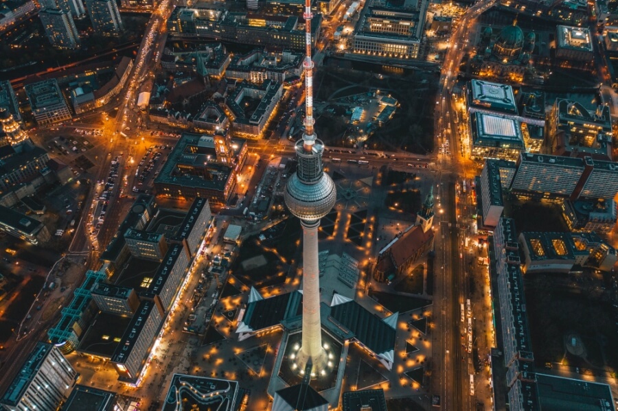 Berliner Fernsehturm bei Nacht aus der Vogelperspektive