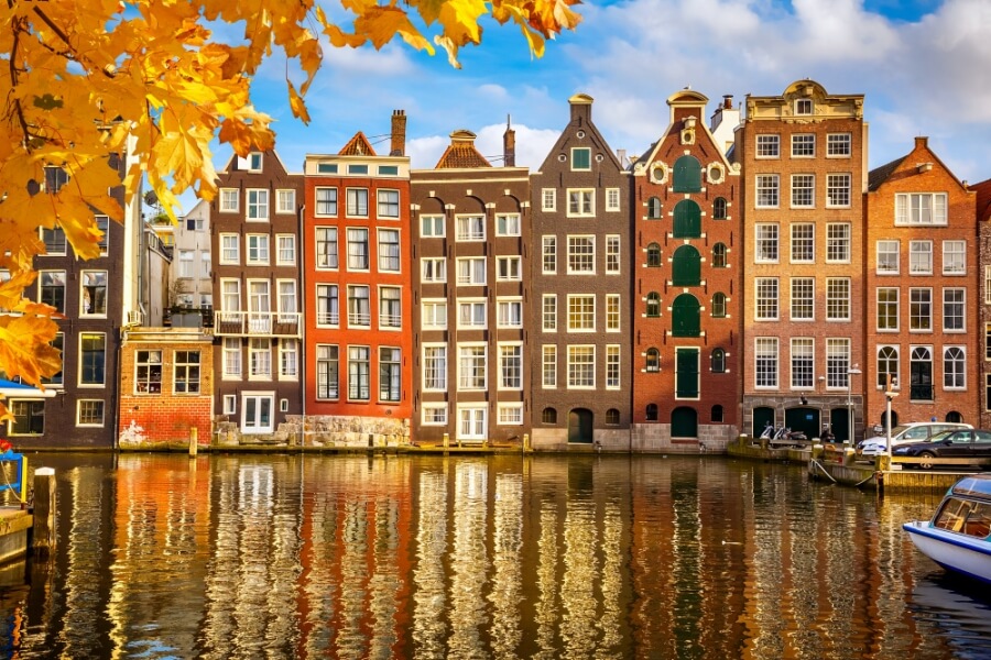 Gebäude an einem Kanal in Amsterdam