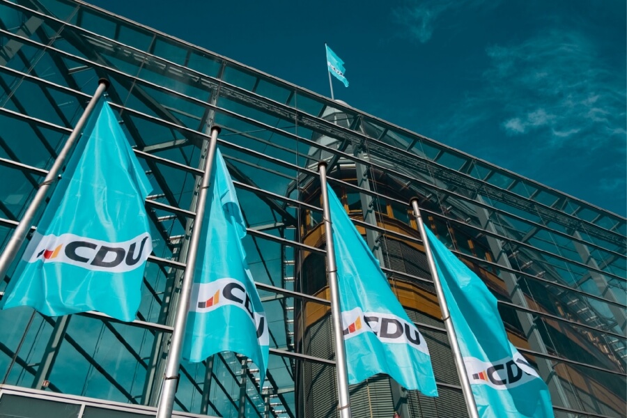 Flaggen der CDU vor dem Konrad-Adenauer-Haus in Berlin
