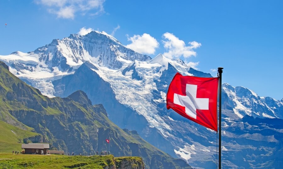 Schweizer Flagge und Berge