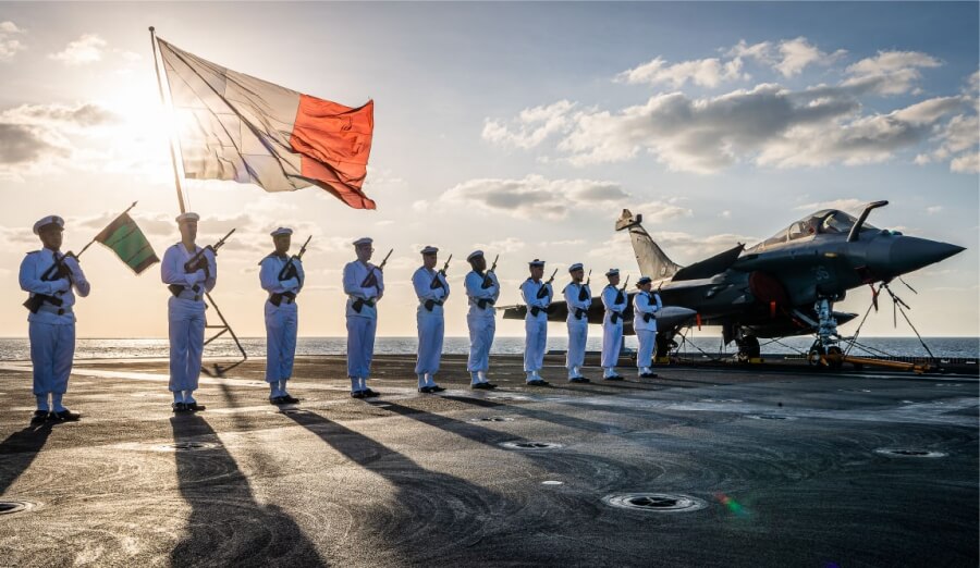 Französische Matrosen auf einem Flugzeugträger im indischen Ozean während einer Zeremonie