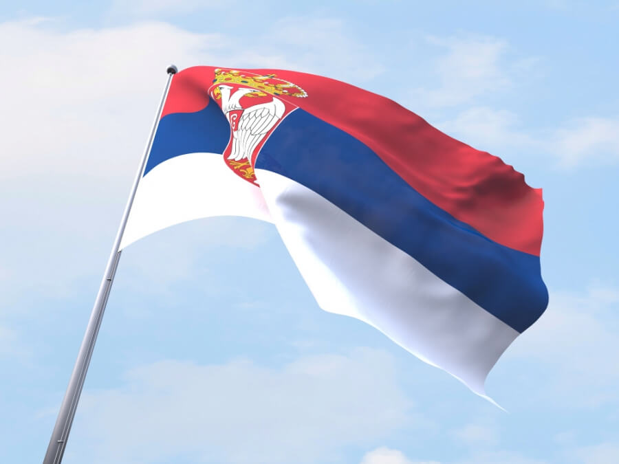 Flagge Serbiens weht im Wind
