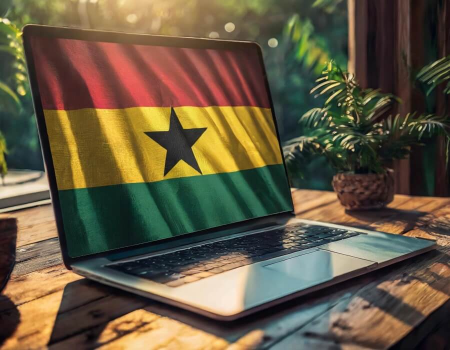 Aufgeklappter Laptop, auf dem Screen ist die Flagge Ghanas zu erkennen.