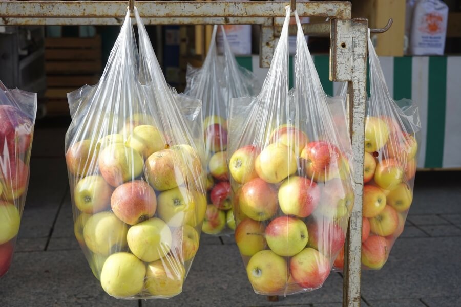 Äpfel in Plastiktüten