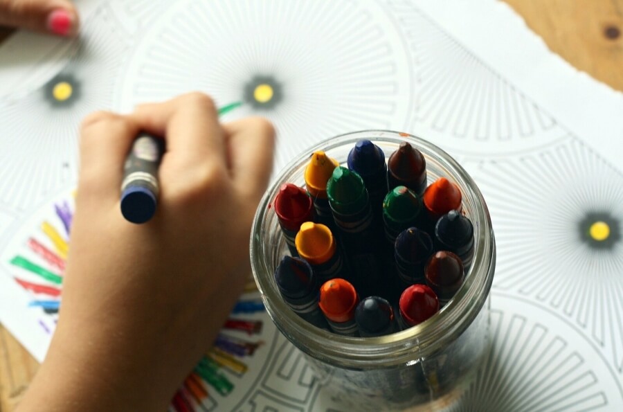 Ein Kind malt ein Bild