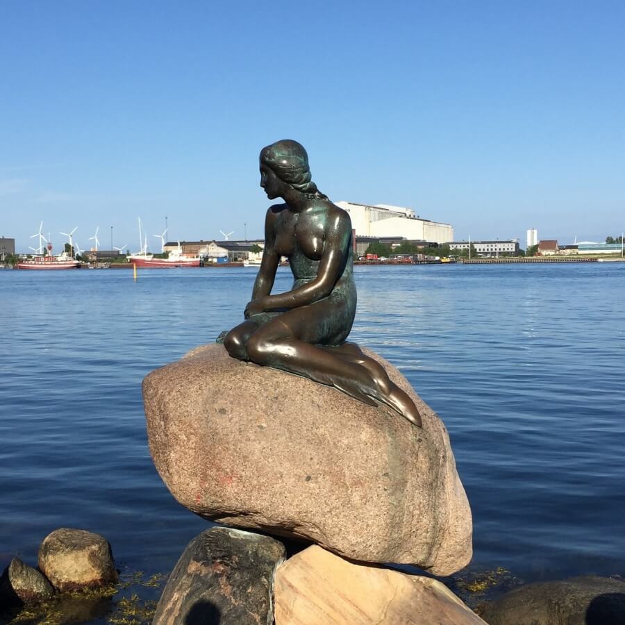Die Statue der kleinen Meerjungfrau im Hafen von Kopenhagen