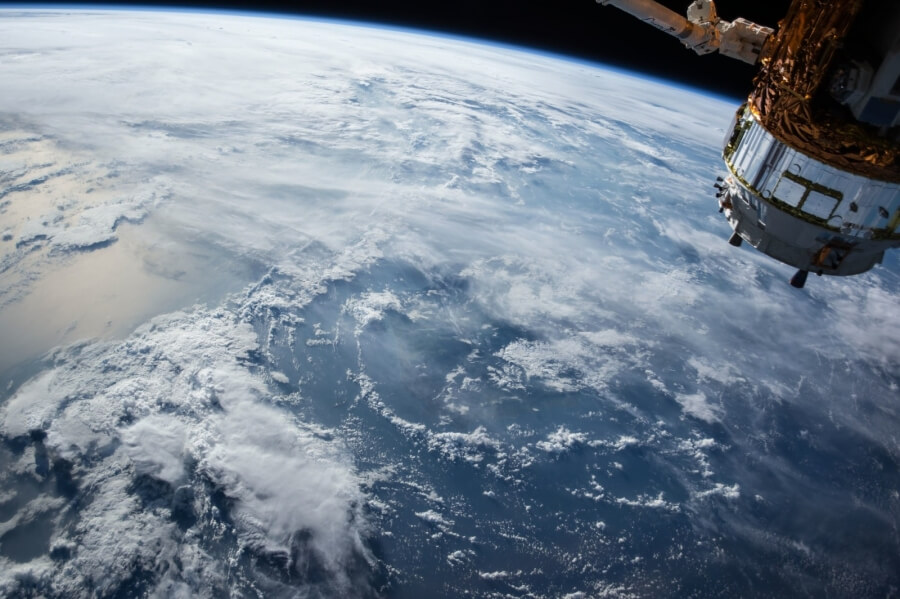 Die Erde vom Weltall aus betrachtet mit Satellit