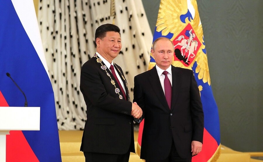 Präsident Putin und Präsident Xi reichen sich die Hand